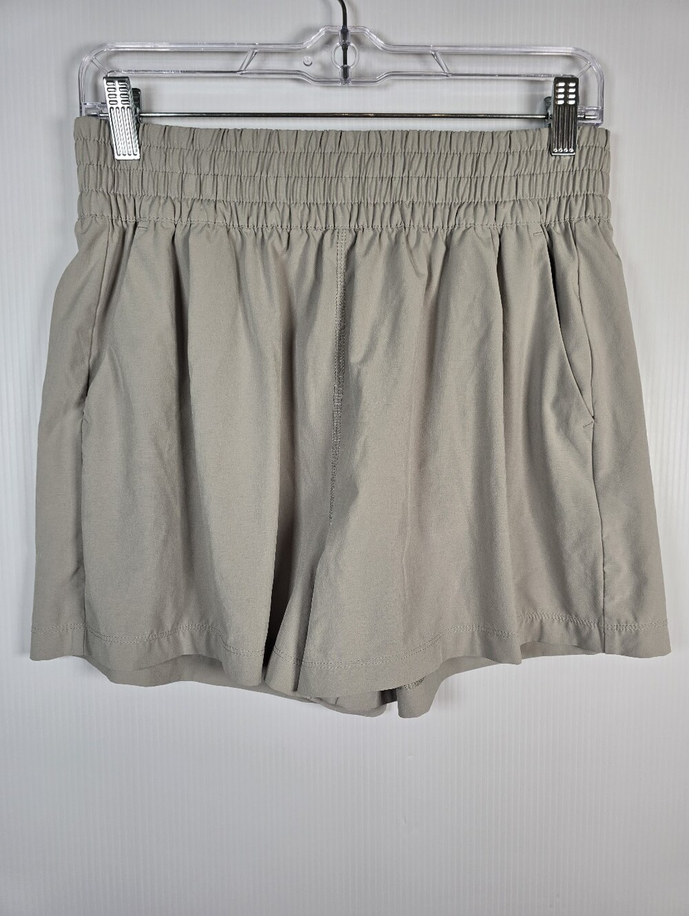 NWOT Vuori Villa Coll. Elastic Waistband Wrinkle Resistant Lt. Grey Shorts SizeM - Picture 5 of 12